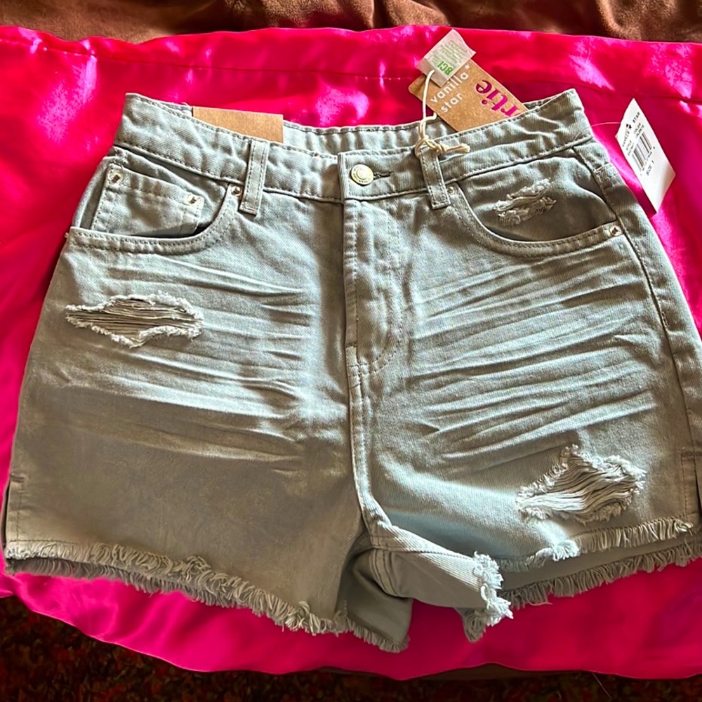 Vanilla star distressed denim short